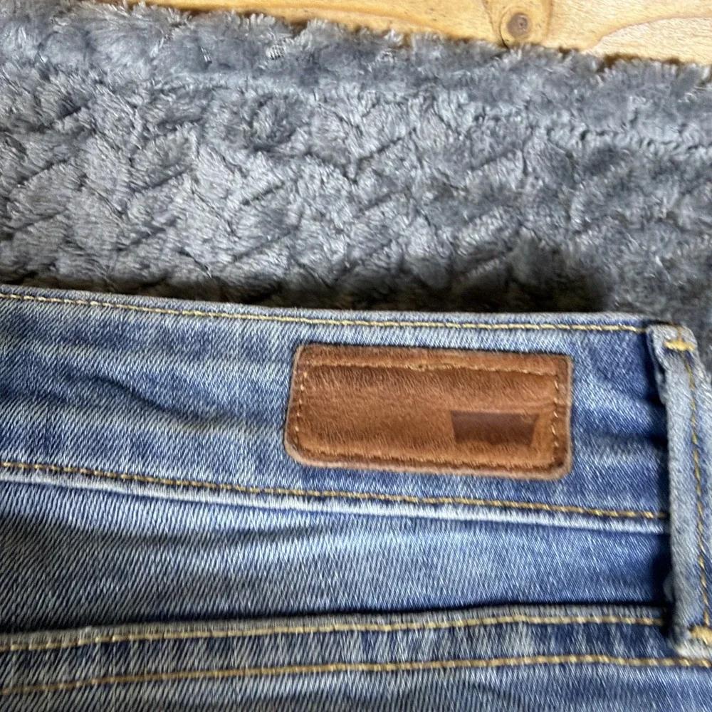 Levi's Demi Curve Women's Jeans Size 33 Bootcut Stretch Medium Wash‎ Distressed